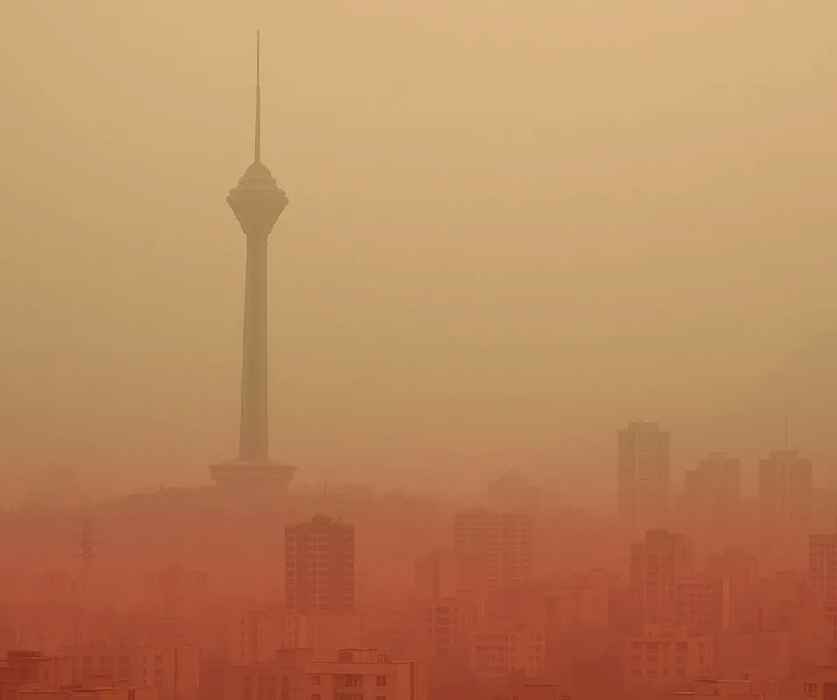 تهران، پایتخت ایران، شهری پرترافیک با جمعیت زیاد و چالش‌های زیست‌محیطی چشم‌گیر است. یکی از جدی‌ترین این چالش‌ها، آلودگی هوا است که نه تنها سلامت شهروندان را تهدید می‌کند، بلکه هزینه اقتصادی بزرگی نیز به دنبال دارد. اما در دنیای امروز، فناوری‌هایی مثل اینترنت اشیاء (IoT)، داده‌کاوی، یادگیری ماشین و حمل‌ونقل هوشمند می‌توانند نقشی کلیدی در پایش، پیش‌بینی و کاهش آلودگی هوا ایفا کنند.