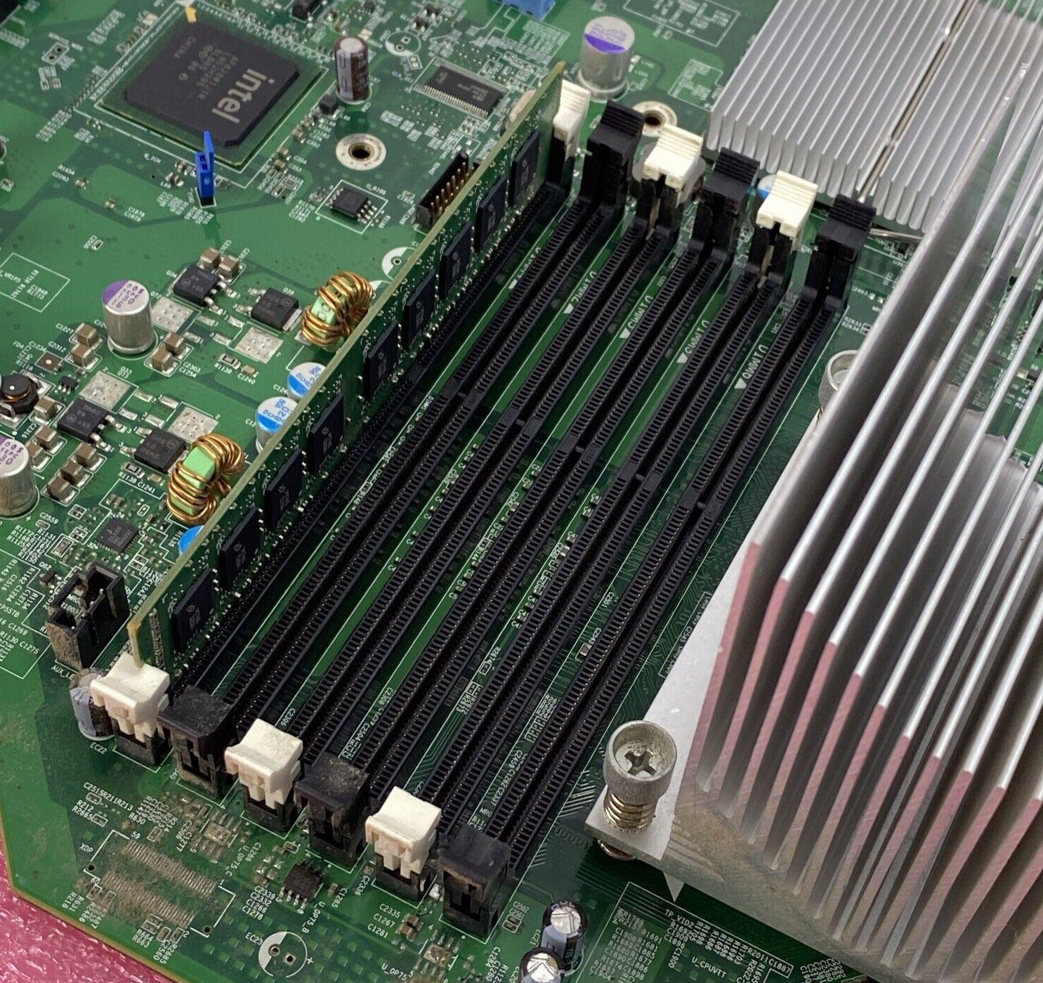 همه چیز درباره رم سرور HP رم (RAM) یکی از مهمترین قطعات سختافزاری در سرور است و نقش مستقیمی در سرعت پردازش، اجرای ماشینهای مجازی، پایگاههای داده و نرمافزارهای سازمانی دارد. هنگام ارتقای سرورهای HPE ProLiant، شناخت نوع رم، ظرفیت قابل پشتیبانی و سازگاری آن با نسل سرور اهمیت زیادی دارد.