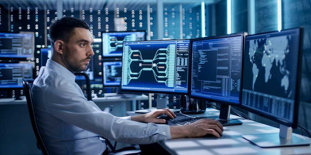 رشد بیسابقه نیاز شرکتها به ارتقای شبکه؛ مجازیسازی و امنیت اطلاعات در اولویت کسبوکارها در ماههای اخیر، با افزایش اتکای کسبوکارها به سامانههای آنلاین و گسترش دورکاری، زیرساخت شبکه به یکی از مهمترین نیازهای سازمانها تبدیل شده است. بررسیهای انجام شده در حوزه فناوری نشان میدهد شرکتها بهصورت گسترده به سمت نوسازی شبکه، ارتقای امنیت، پیادهسازی مجازیسازی و استفاده از تجهیزات استاندارد حرکت کردهاند.