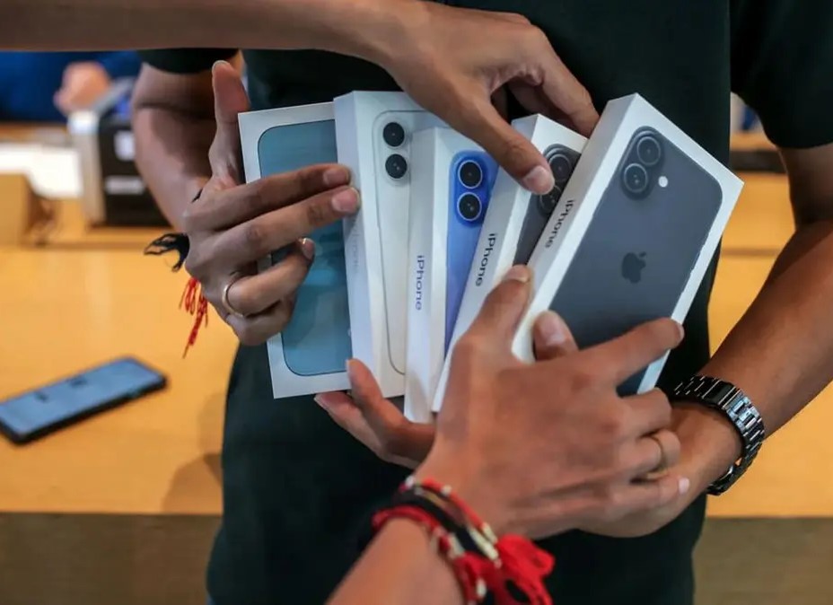 با عرضه‌ی آیفون ۱۷، یکی از پرتکرارترین پرسش‌ها در بین خریداران و مسافران این است که هزینه رجیستری آیفون ۱۷ و سایر مدل‌ها چقدر است؟ در این مقاله به بررسی آخرین وضعیت تعرفه‌ها، نحوه محاسبه هزینه رجیستری و نکات مهم هنگام ثبت گوشی در سامانه همتا می‌پردازیم.